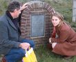 Nachfahren Jan de Boers beim Besuch des Grabsteins.