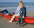 Kinder mit Kanu am Strand von Baltrum