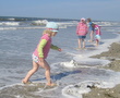 Am Strand von Baltrum. Die ersten Badegäste testen das Wasser...